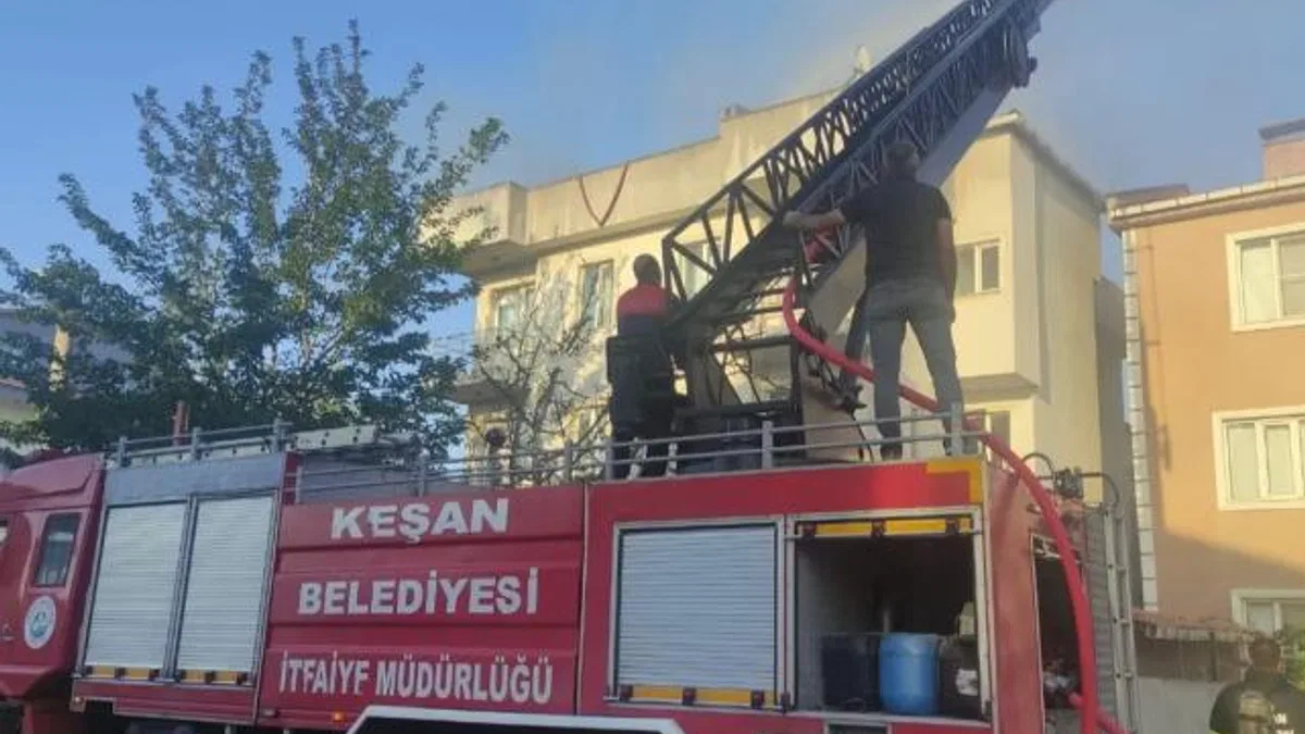Edirne Keşan’da apartman çatısında yangın