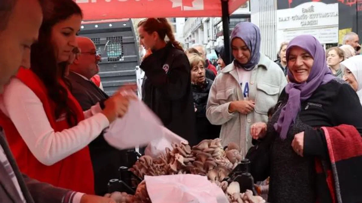 İzmit’te hasatın bereketi sürüyor… 850 kilo istiridye mantarı dağıtıldı