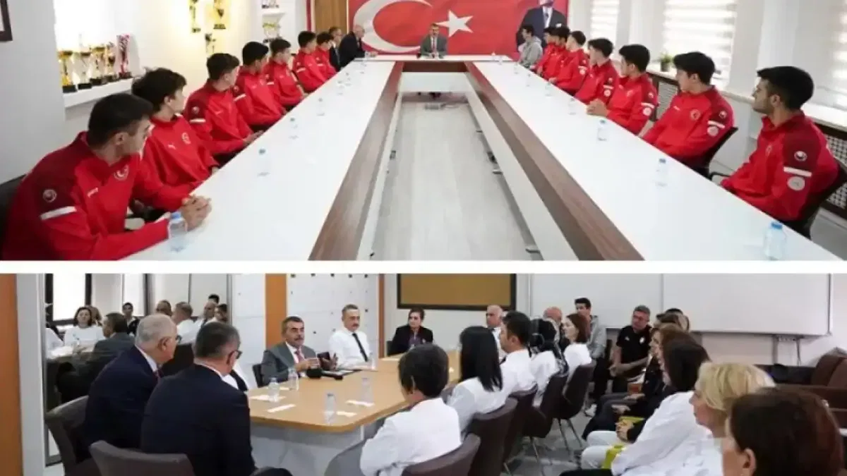 Bakan Tekin şampiyon voleybolcuları okulda ziyaret etti