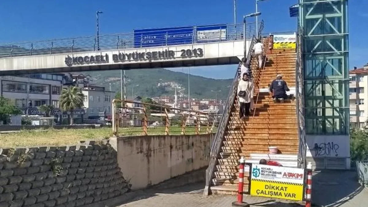 Gölcük’teki üst geçitlerde bakım ve onarım çalışması