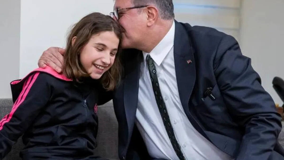 İzmir Büyükşehir’den paralimpik yüzücü Miray’a davet