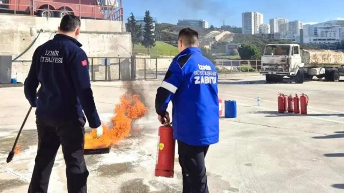 İzmir İtfaiyesi’nden zabıta personeline yangın güvenliği eğitimi
