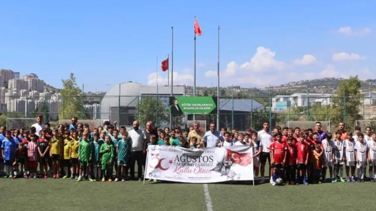 İzmit’te Zafer Bayramı Futbol Turnuvasında minikler sahne aldı