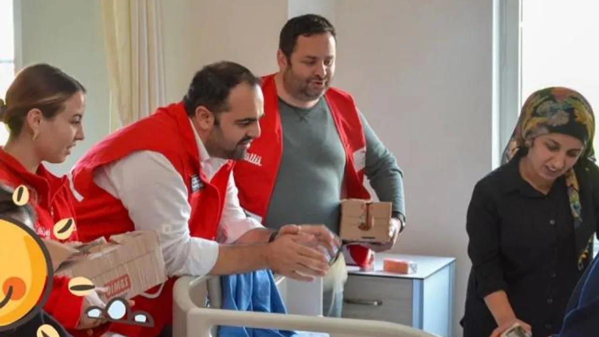 İzmir Konak’ta Kızılay hasta çocukları sevindirdi
