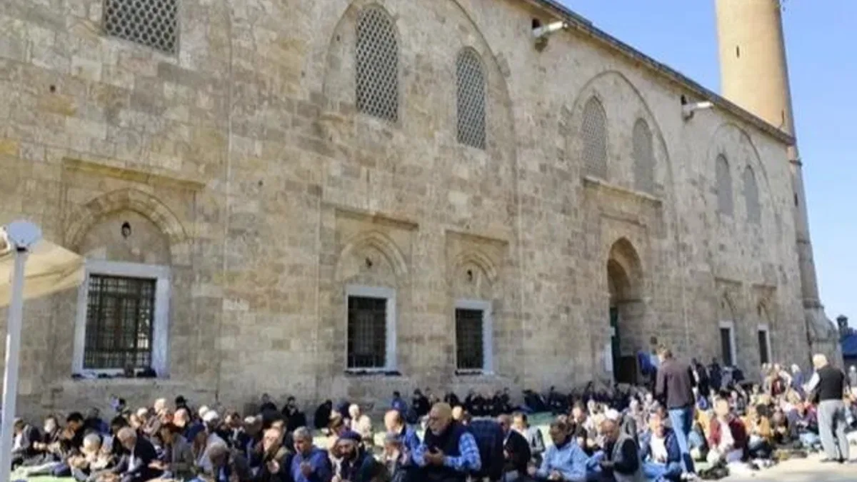 Bursalılar Ulucami’ye akın etti
