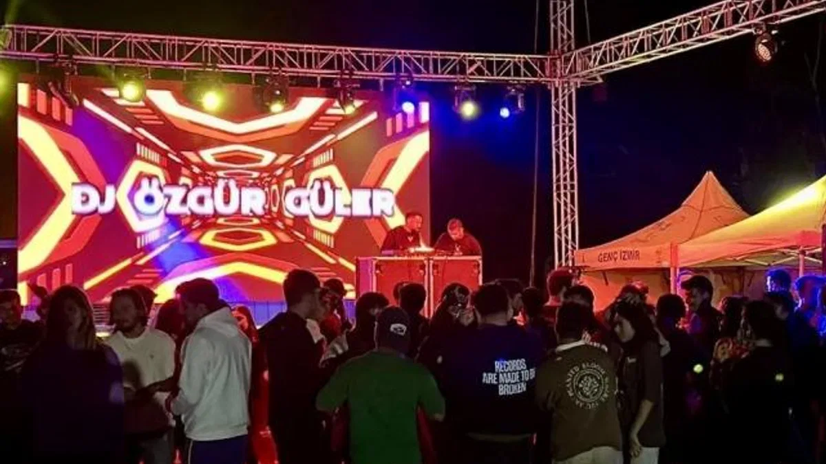 Gençler İzmir Foça kampında gönüllerince eğlendi