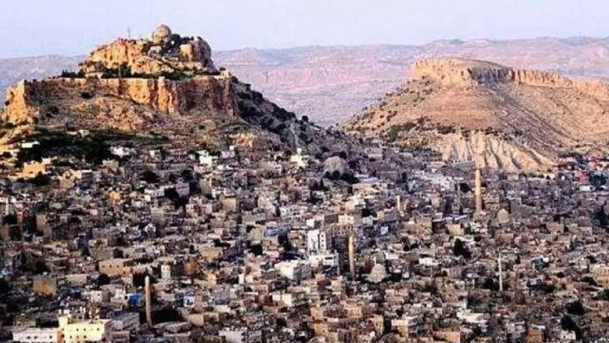 Mardin 1. Cadde’de tarihi dokuya aykırı unsurlar kaldırılıyor