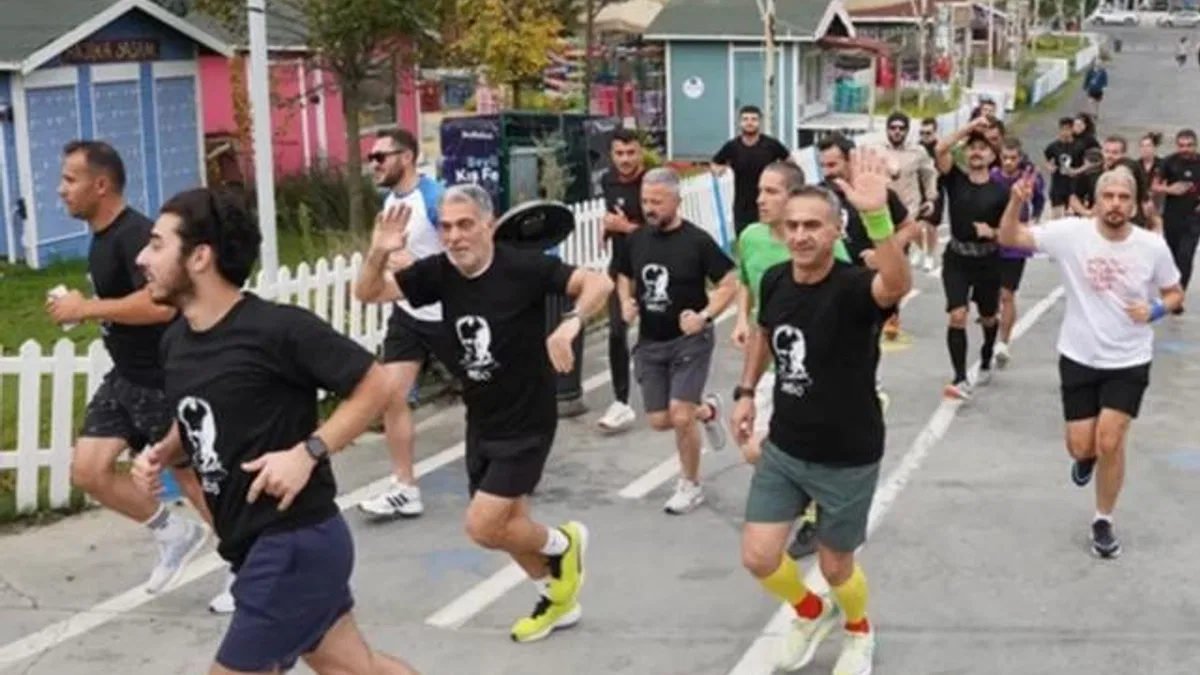 İstanbul Beylikdüzü’nde yüzlerce kişi Ata’ya saygıya koştu
