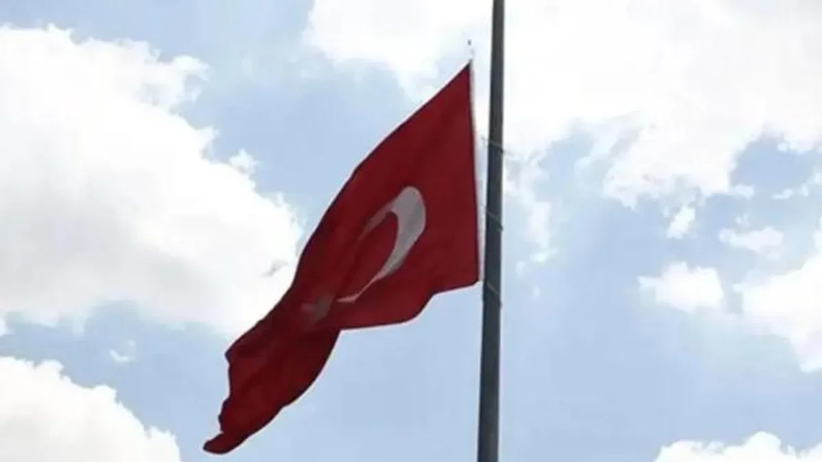 Heniyye için bayraklar yarıda
