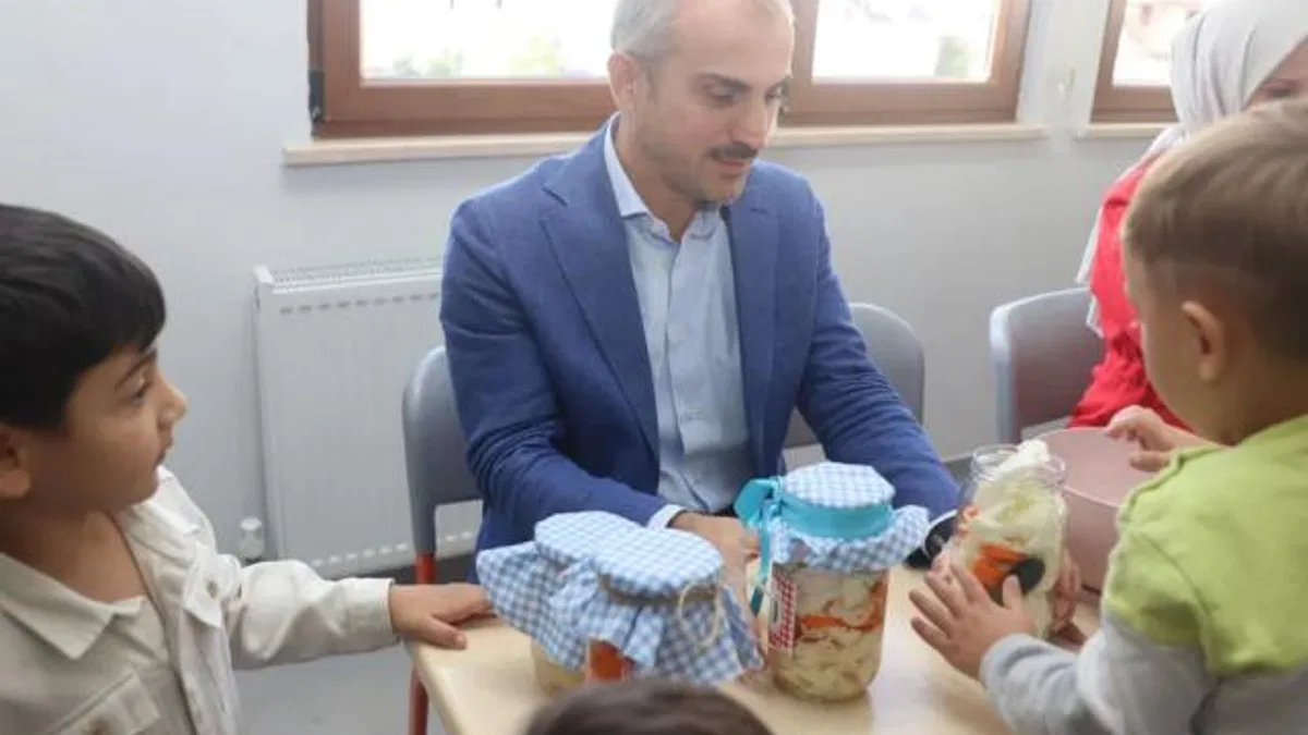 Turşuları Çayırovalı minikler kurdu