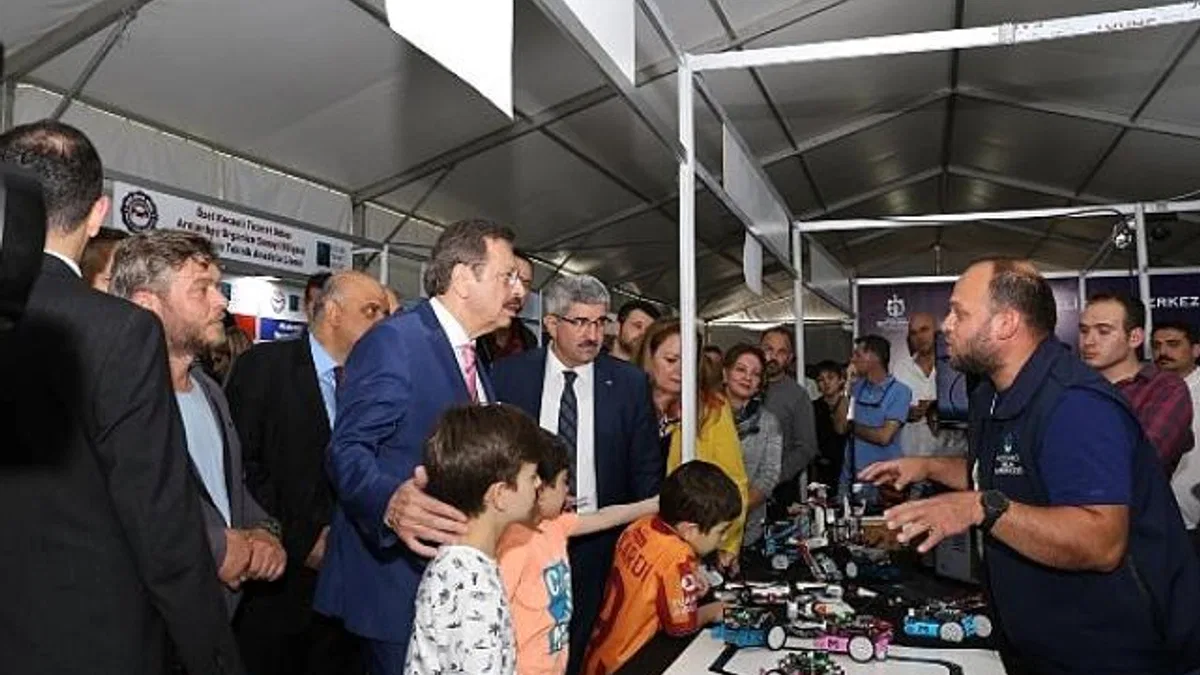 Hisarcıklıoğlu’dan Bilişim Fuarı’na tam not