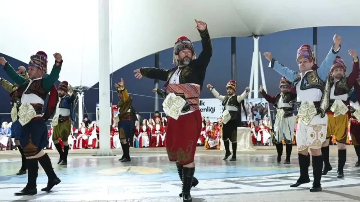 Sakarya Bayraktepe’de Maarif Halk Dansları Şenliği büyük ilgi
