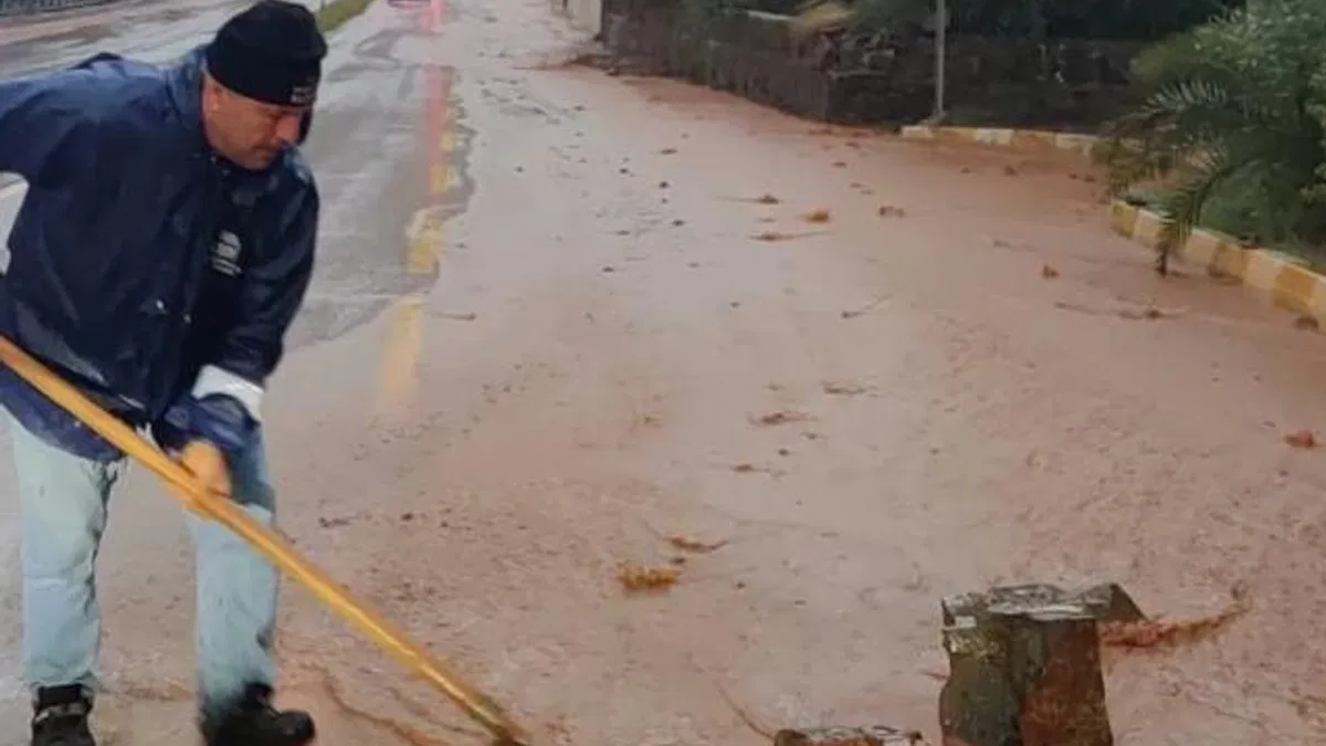 Muğla Marmaris’te ekipler sağanak seferberliğinde
