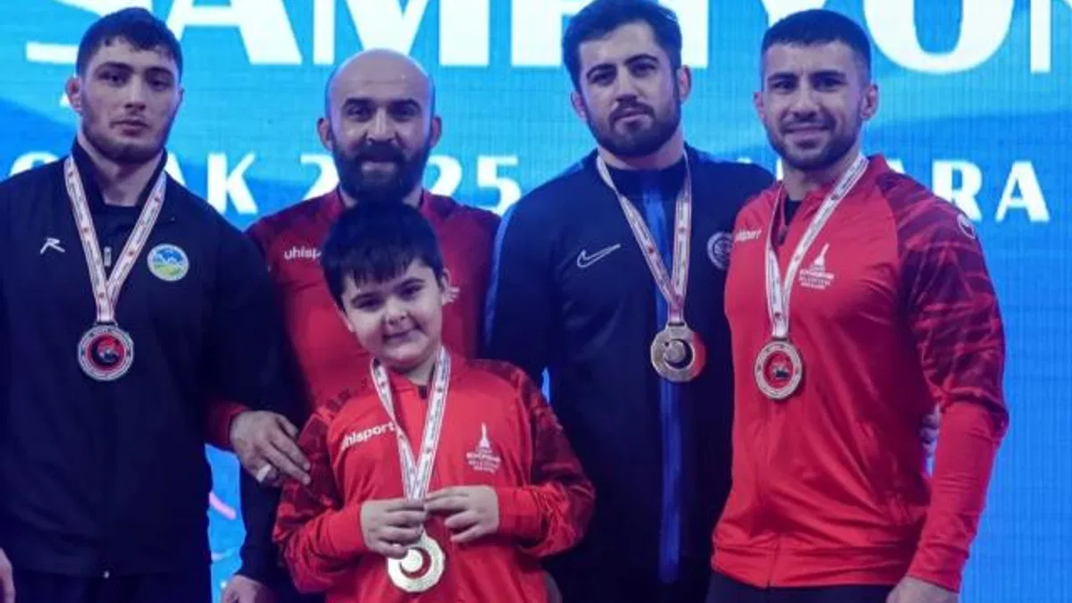 İzmirli güreşçiler Başkent’ten madalyalarla döndü