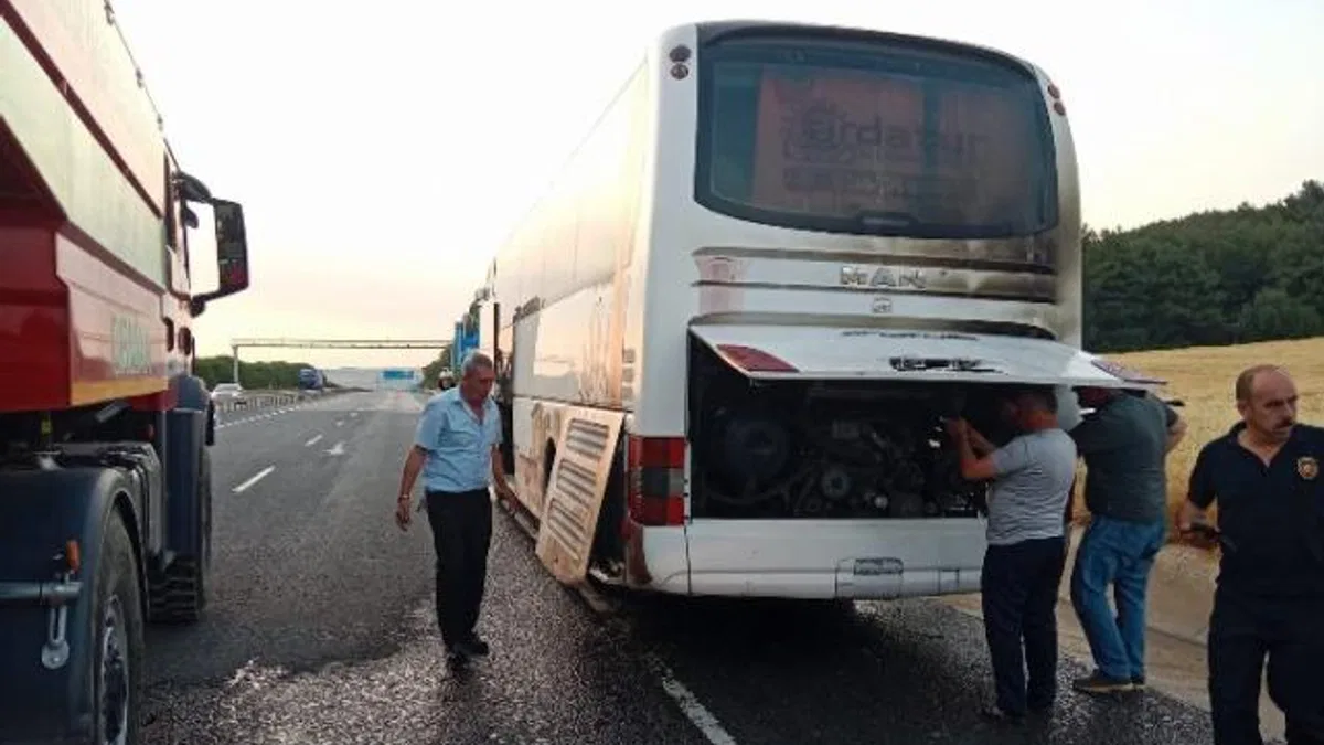 Öğrencileri taşıyan otobüsün motorunda çıkan yangın korkuttu