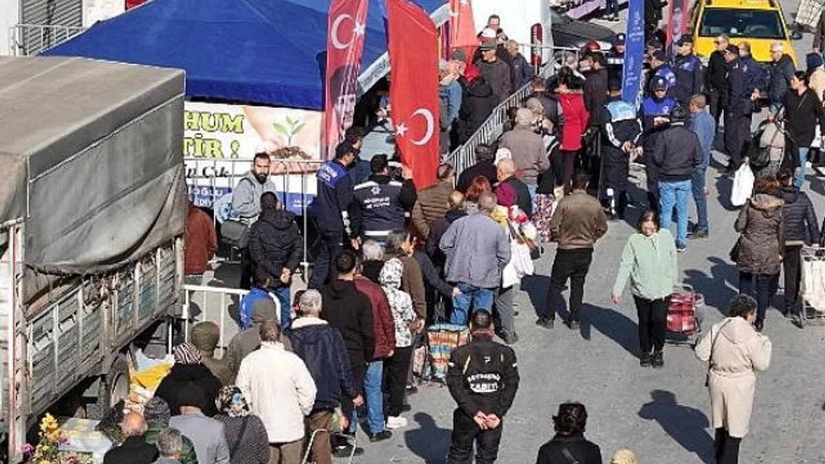 Aydın Büyükşehir Belediyesi’nin Ürettiği Fideler Sökeli Vatandaşlara Dağıtıldı
