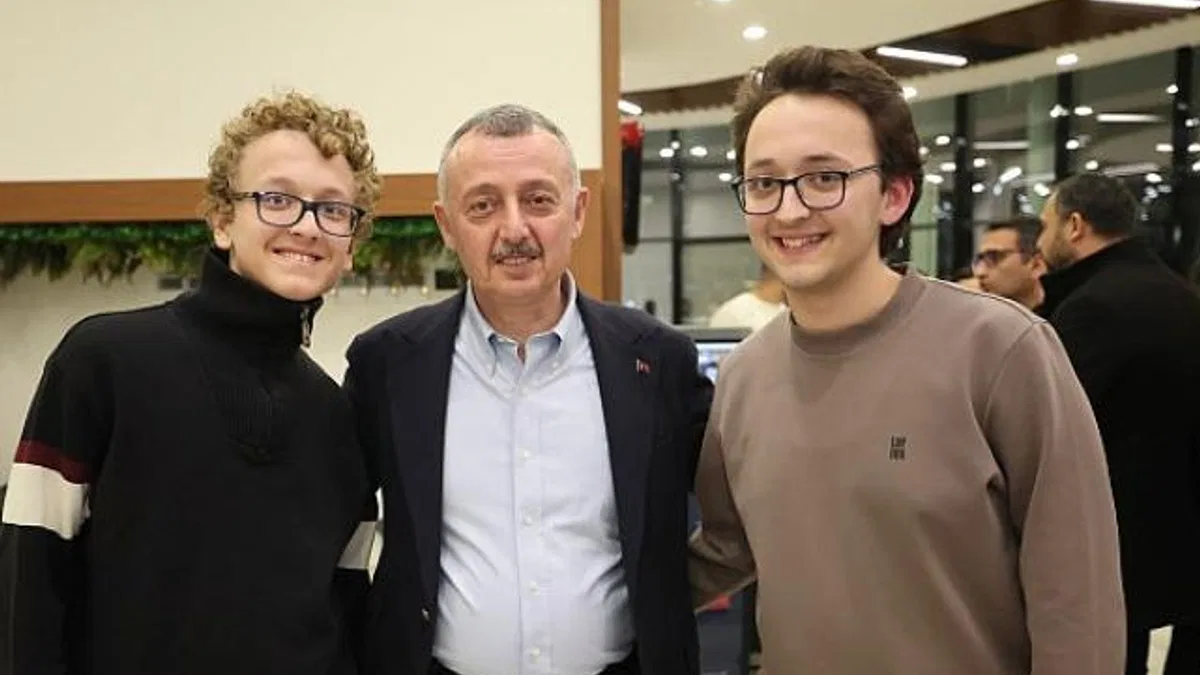 Yeni yıla kütüphanede giren öğrencilere Başkan Büyükakın’dan sürpriz