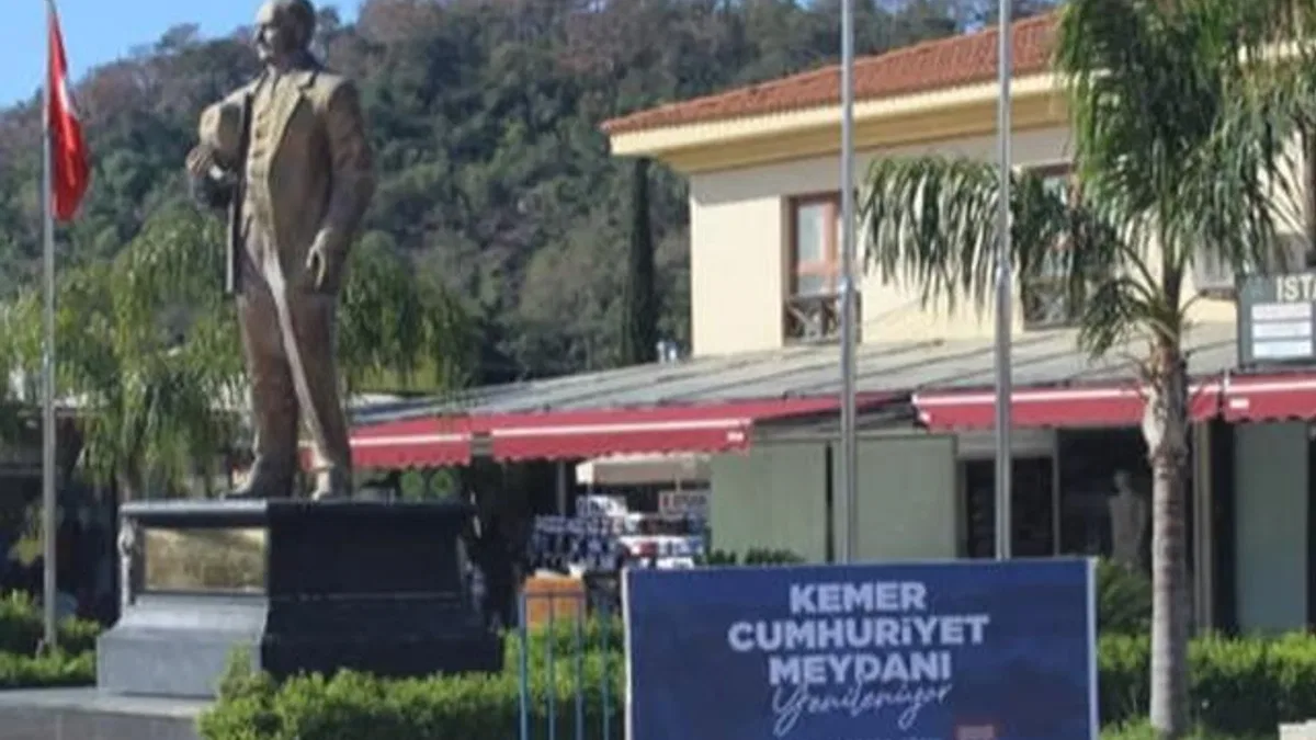 Antalya Kemer Cumhuriyet Meydanı turizm sezonuna hazırlanıyor