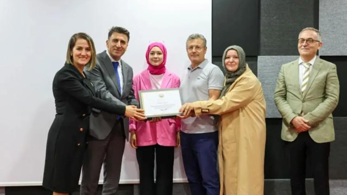 Vali Aygöl başarılı öğrencileri tebrik etti.