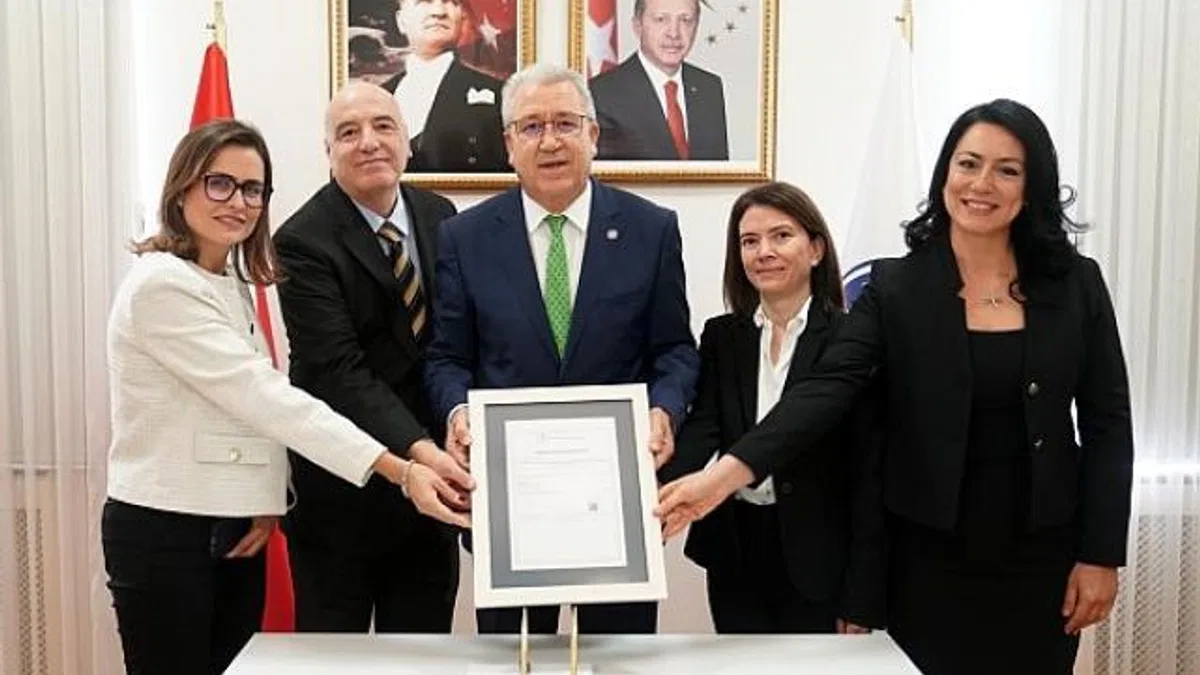 EÜ Tekstil ve Konfeksiyon Araştırma ve Uygulama Merkezi Akreditasyonunu Yeniledi
