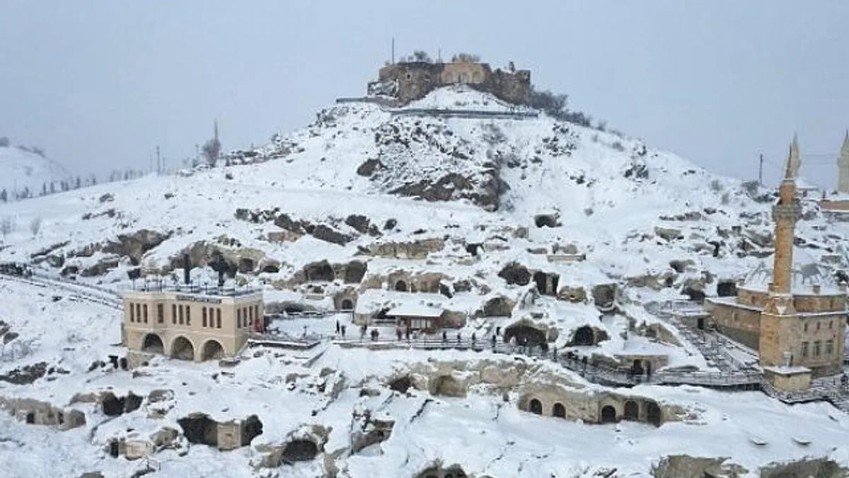 Nevşehir Kalesi etrafındaki Kayaşehir beyaza büründü