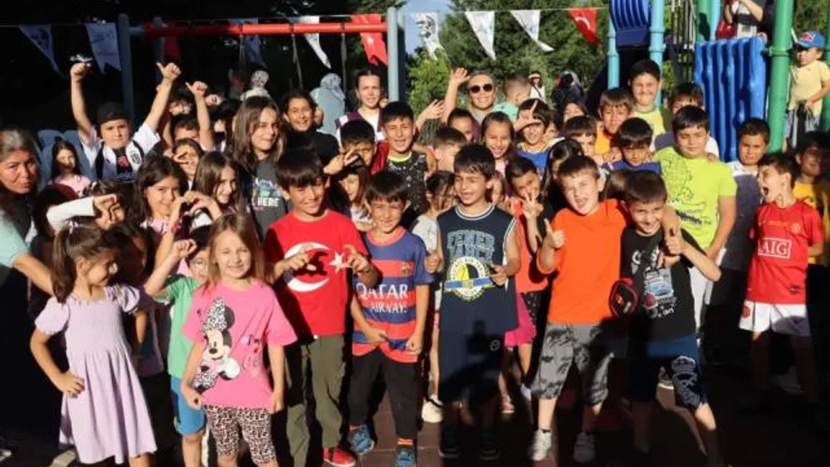 İzmitlilerin yüzleri mahallelerde geleneksel şenliklerle gülüyor