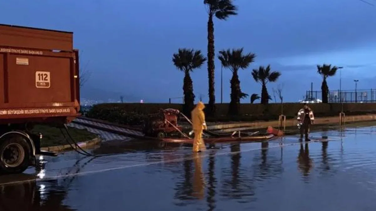 Lodos İzmir Körfezi’ni yükseltti