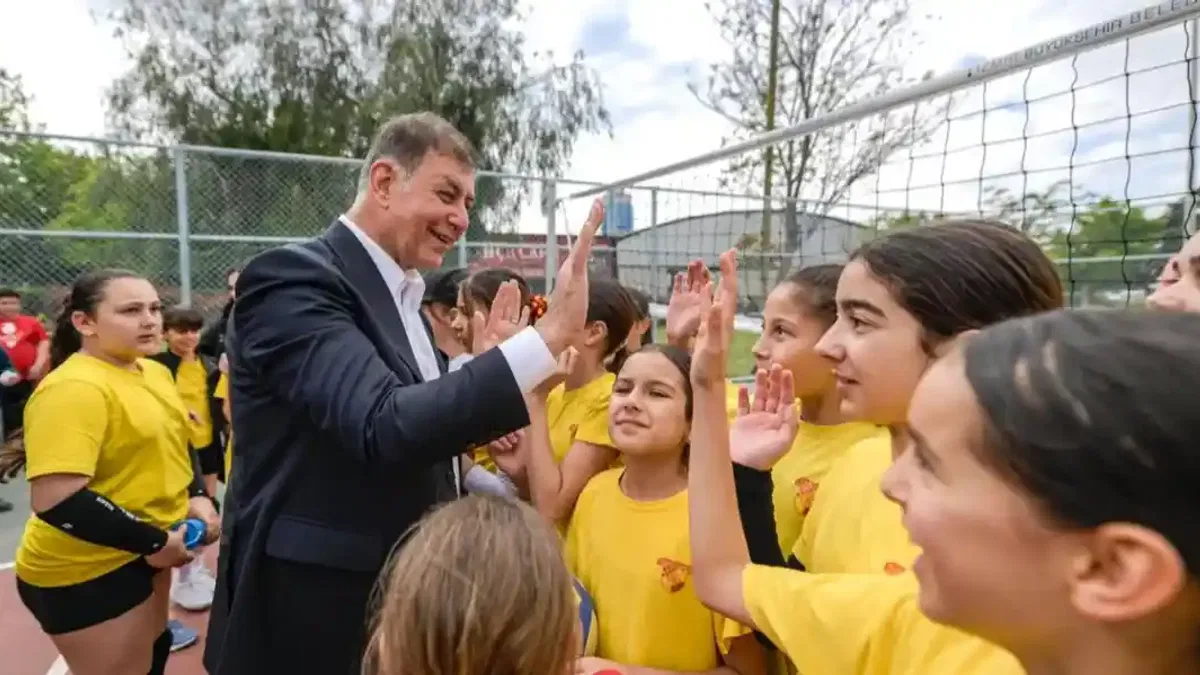 İzmir’de Başkan Tugay, sporcu çocuklarla buluştu