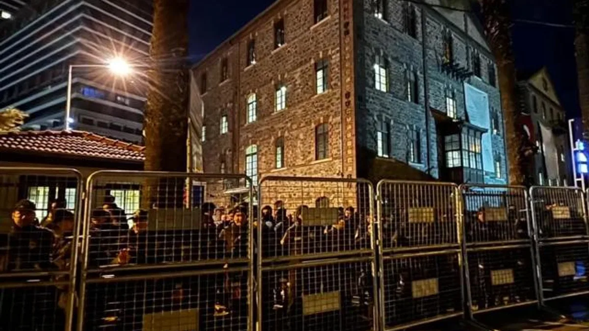 İzmir Meslek Fabrikası’na polis kuşatmasında tahliye girişimi! Başkan Tugay: Bu mülk İzmir halkınındır