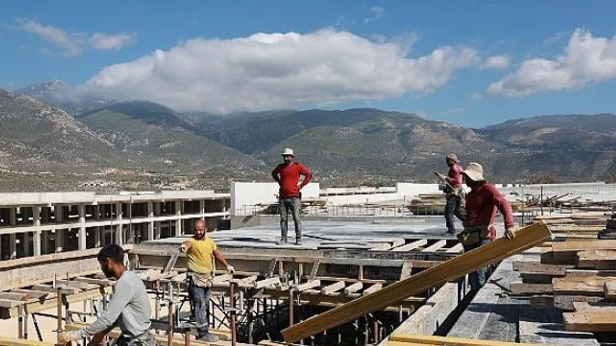 Kınık Toptancı Hal Kompleksi hızla devam ediyor