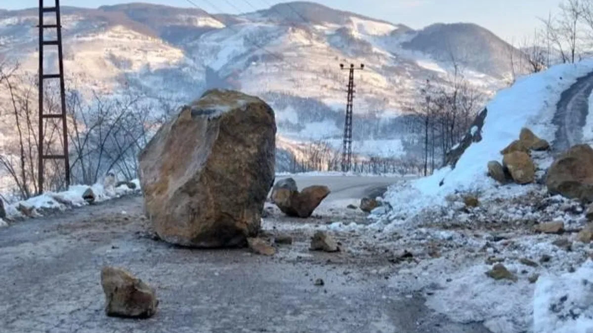 Eriyen karlar heyelanlara yol açtı