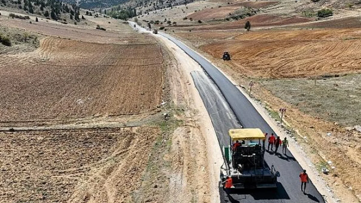 Selçuklu Belediyesi sürdürdüğü yol genişletme ve sıcak asfalt çalışmaları ile dış mahallelerin yol kalitesini ve ulaşım konforunu arttırıyor