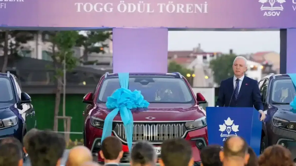 YKS’de Türkiye birincisi olan 3 öğrenciye TOGG ödül