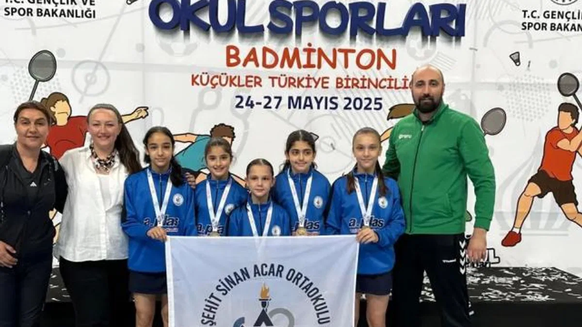 Bursa Osmangazili badmintonculardan namağlup şampiyonluk