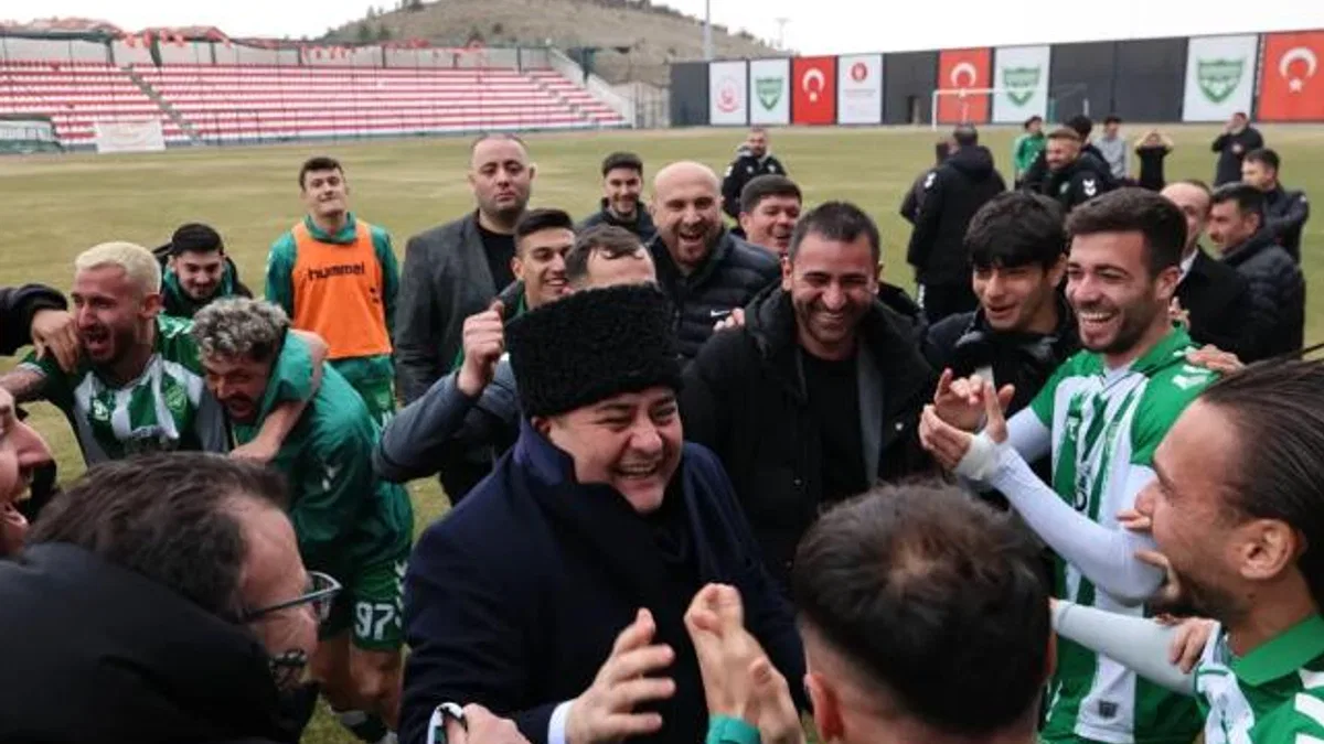 Başkan Özarslan Bağlumspor’a tribünden destek verdi