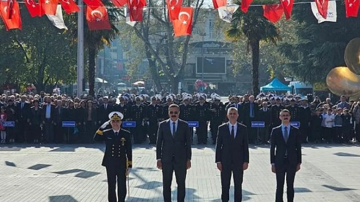 Gölcük’te 29 Ekim Cumhuriyet Bayramı’nın 101. yıldönümü kapsamında Anıtpark’ta Atatürk Anıtı’na çelenk sunma töreni düzenlendi.