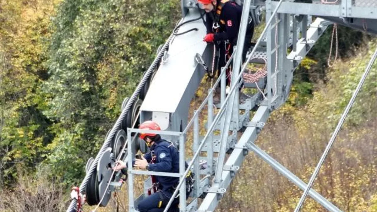 Kocaeli’de teleferik hattında nefes kesen kurtarma tatbikatı