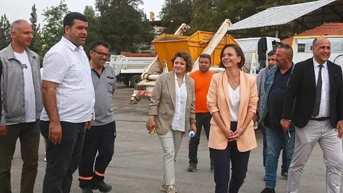 Karabağlar Belediye Başkanı Helil Kınay, güne Fen İşleri Şantiyesi’nde emekçilerle bir araya gelerek başladı