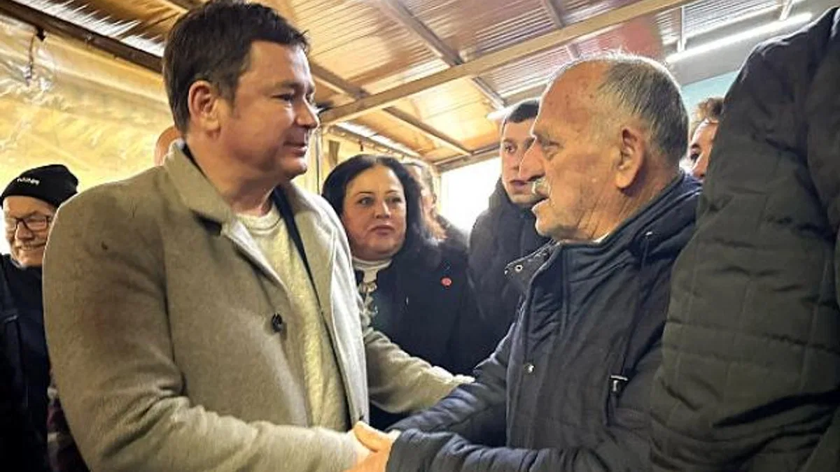 Başkan Aydın mahalleleri adım adım geziyor