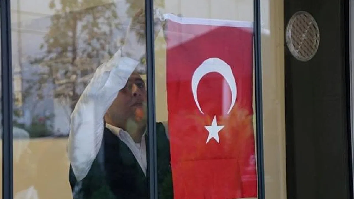 Büyükşehir 12 ilçede 25 bin Türk Bayrağı dağıttı