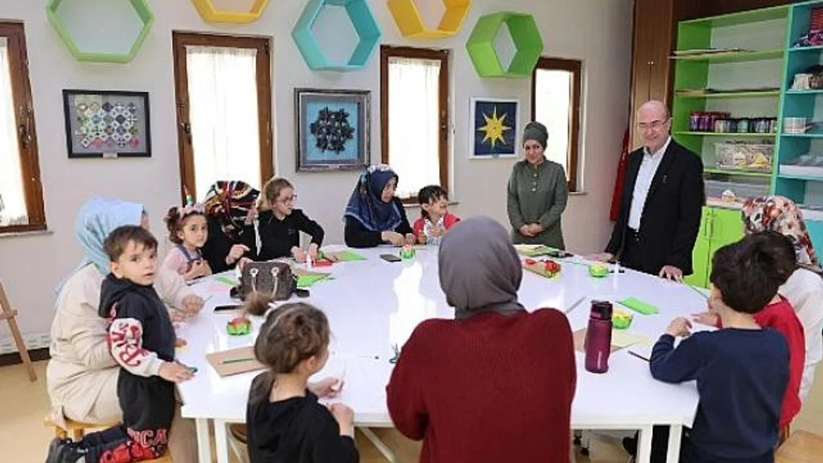 Selçuklu Sanat ve Tasarım Atölyesi’nde anne ve çocukları bir araya getiren Selçuklu Belediyesi, çocuklar ve annelerine unutulmayacak bir Anneler Günü anısı yaşattı