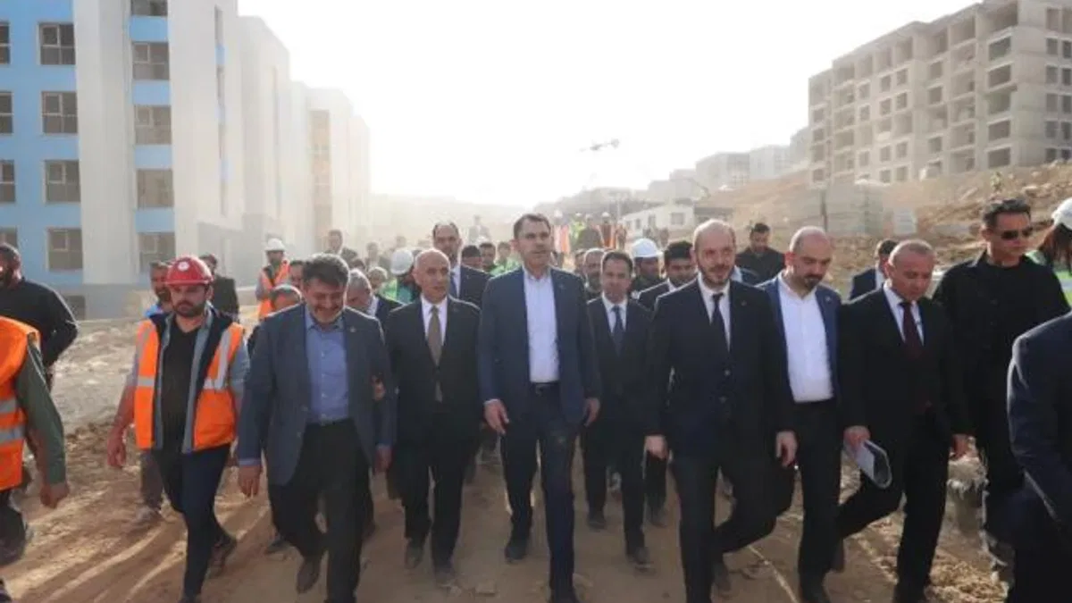Bakan Kurum Kahramanmaraş’ta afet konutlarını inceledi