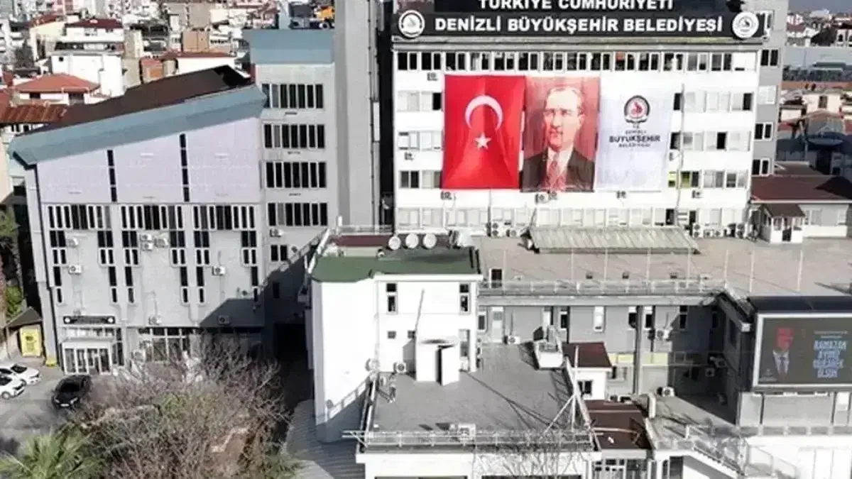 Denizli Büyükşehir’den öğrencilere test kitabı desteği