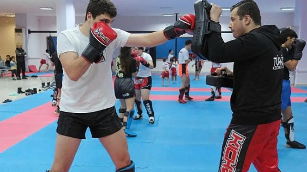 Geleceğin kick boksçuları antrenmanlarına devam ediyor