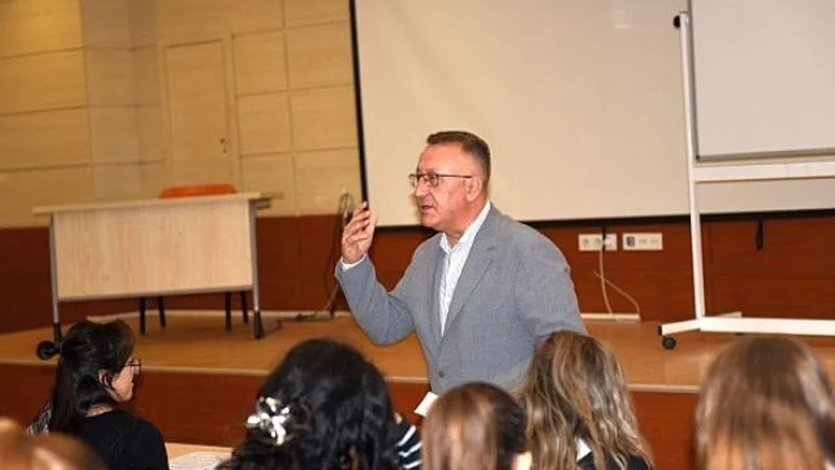 Adapazarı Belediye Başkanı Işıksu mezun olduğu fakültede öğrencilerle buluştu