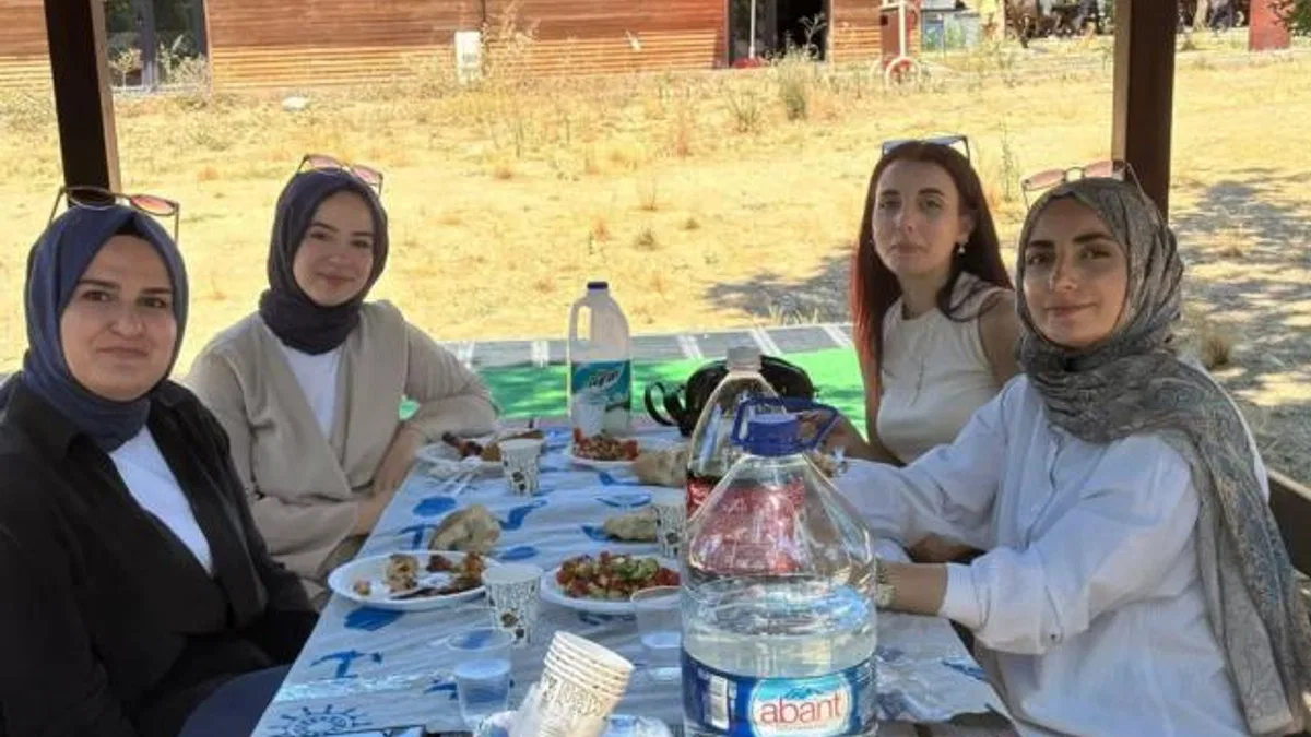 Bursalı genç inşaat mühendislerinin piknik keyfi