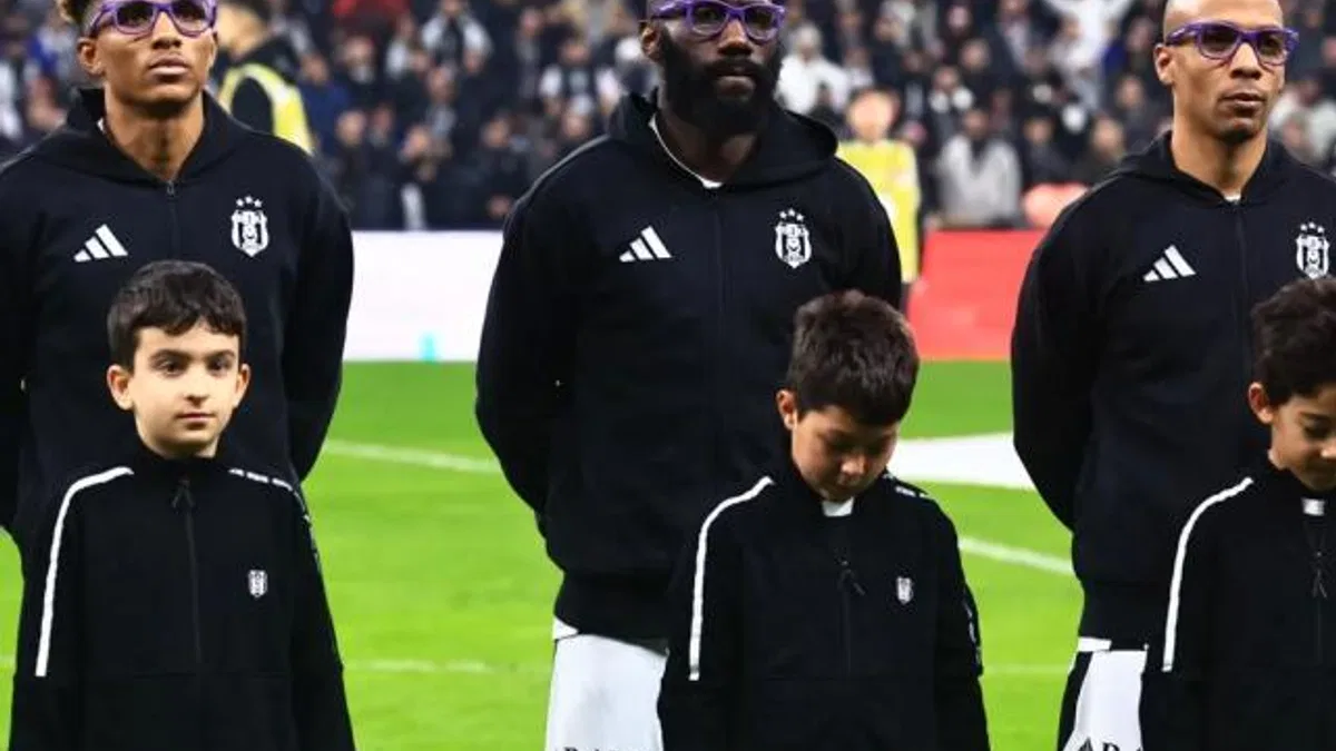 Beşiktaşlı futbolcular mor gözlüklerle sahaya çıktı