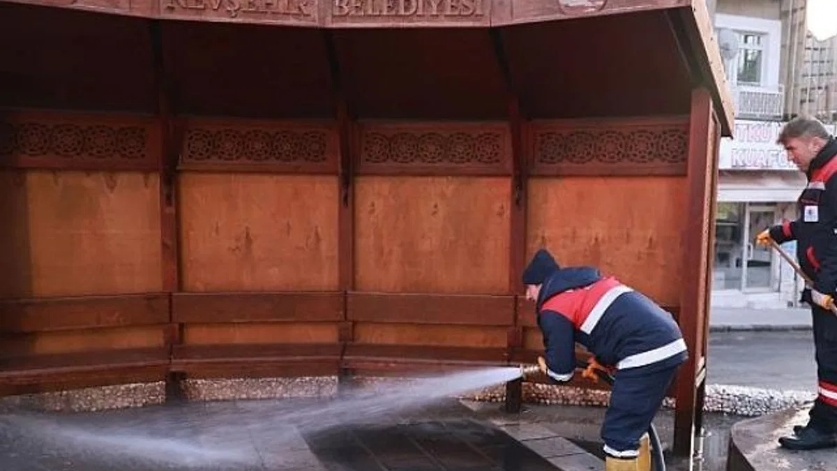 Nevşehir Belediyesi’nden Kaldırım ve Yollarda Temizlik Çalışması