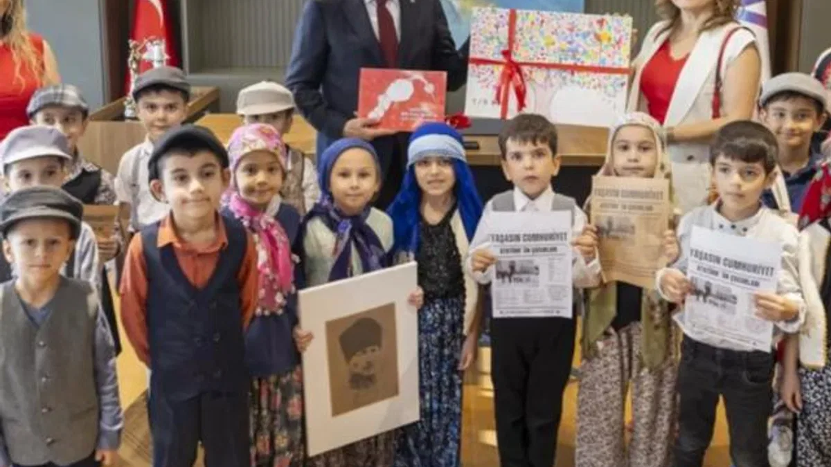 Mersin’de miniklerden Cumhuriyet coşkusu