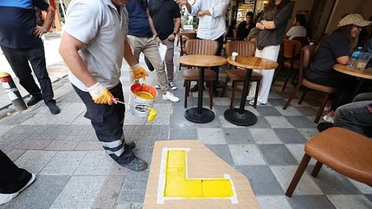 Bakırköy Zabıtasının kaldırım işgaline karşı çalışması devam ediyor.